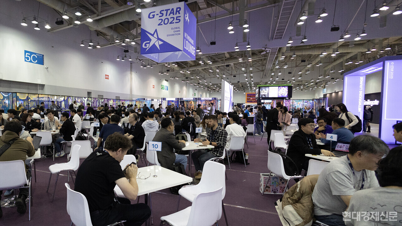 국내외 업계 관계자들로 가득찬 '지스타(G-STAR) 2025' BTB관 네트워킹 라운지 =박명섭 기자
