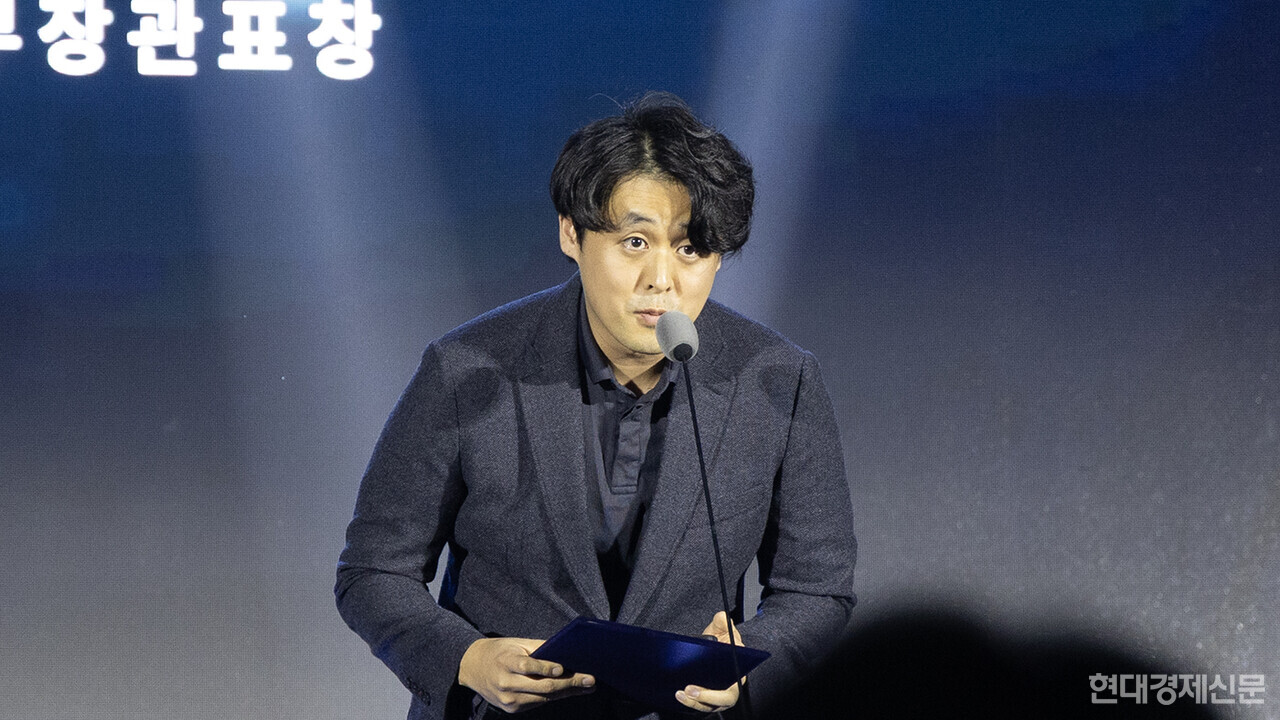 희망스튜디오와 협력해 온 희망파트너 엔엑스쓰리게임즈 윤태현 실징이 '2025 대한민국 게임대상'에서 사회공헌 우수상을 수상 후 소감을 밝히고 있다. =박명섭 기자