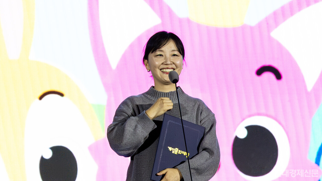 희망스튜디오와 협력해 온 희망파트너 잼잼테라퓨틱스 김정은 대표가 '2025 대한민국 게임대상'에서 굿게임상을 수상 후 소감을 밝히고 있다. =박명섭 기자