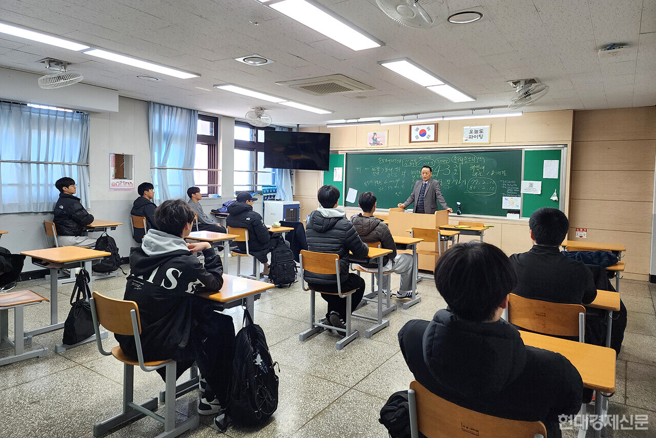 21일 강용남 해군충무회 중앙회장이 인천해양과학고등학교 해군특성화반 학생들을 대상으로 해군에 대해 소개하고 있다. ⓒ해군충무회중앙회