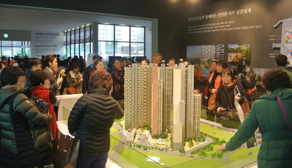 올해 서울 아파트 청약시장이 다시 달아오르고 있다. 고금리와 각종 규제에도 불구하고 서울 주요 지역 분양 단지마다 수만명이 몰려들면서 시장의 견조한 회복세를 보여주고 있다. 이미지는 본문 내용과 무관.