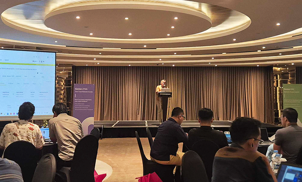 PTA Dwi 수석 기술 매니저(Senior Technical Manager)가 지니언스 파트너 앤 솔루션 데이 2025 현장에서 발표하고 있다. ⓒ지니언스