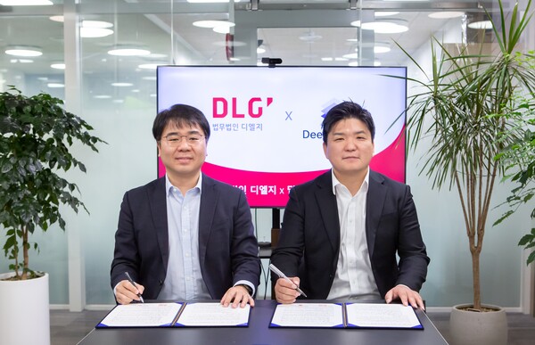 (주)딥서치 김재윤 대표(오른쪽)와 법무법인 디엘지 안희철 대표변호사(왼쪽)가 협력을 위한 MOU를 맺고 있다. ⓒ딥서치 