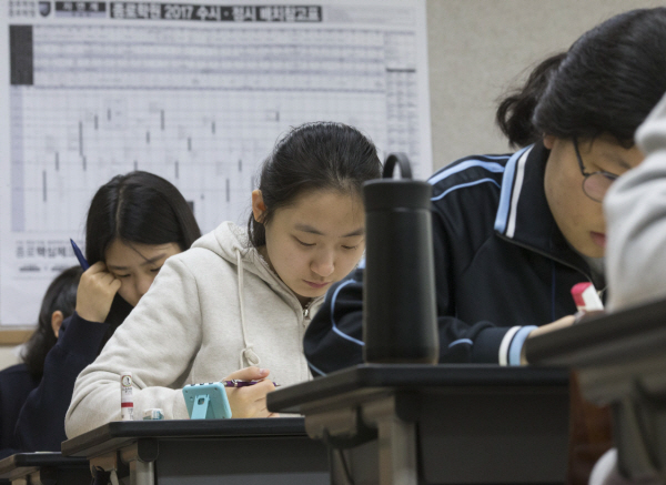 올해 치러진 2026학년도 대학수학능력시험(수능) 문제와 정답에 모두 오류가 없다는 최종 결론이 나왔다. 시험 직후 논란이 일었던 영어 24번과 국어 3번, 17번 문항도 출제 원안대로 유지됐다. 사진= 연합뉴스