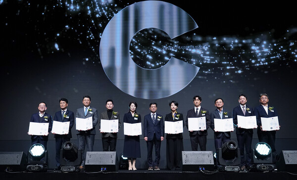 HS효성첨단소재가 7년 연속 지역사회공헌 인정기업 으로 선정됐다. (최형식 HS효성 커뮤니케이션실 상무(오른쪽에서 세번째)). 사진= HS효성첨단소재