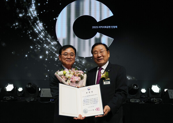 최형식 HS효성 커뮤니케이션실 상무(왼쪽), 김성이 한국사회복지협의회장(오른쪽). 사진=  HS효성첨단소재