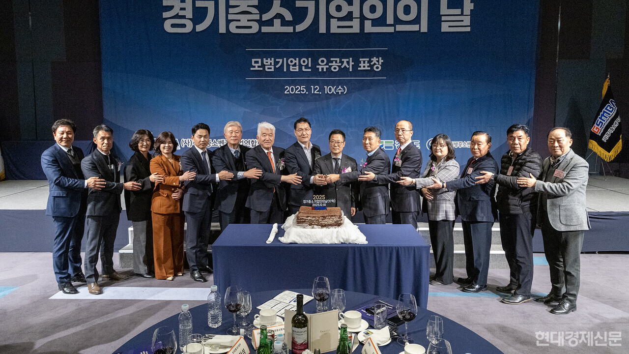 주요 인사들이 기념 시루떡 절단을 진행하고 있다. =박명섭 기자