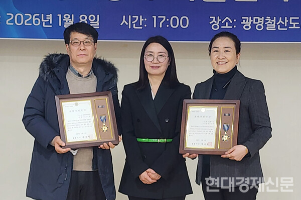 지난 8일 경기도 광명시 철산도서관 강당에서 열린 '2026 광명진흥회 기업인의날' 행사에서 △윤교희(좌) △황주원(우) 대표가 광명시장 표창을 수상했다. ⓒ경기중소벤처기업연합회 광명진흥회