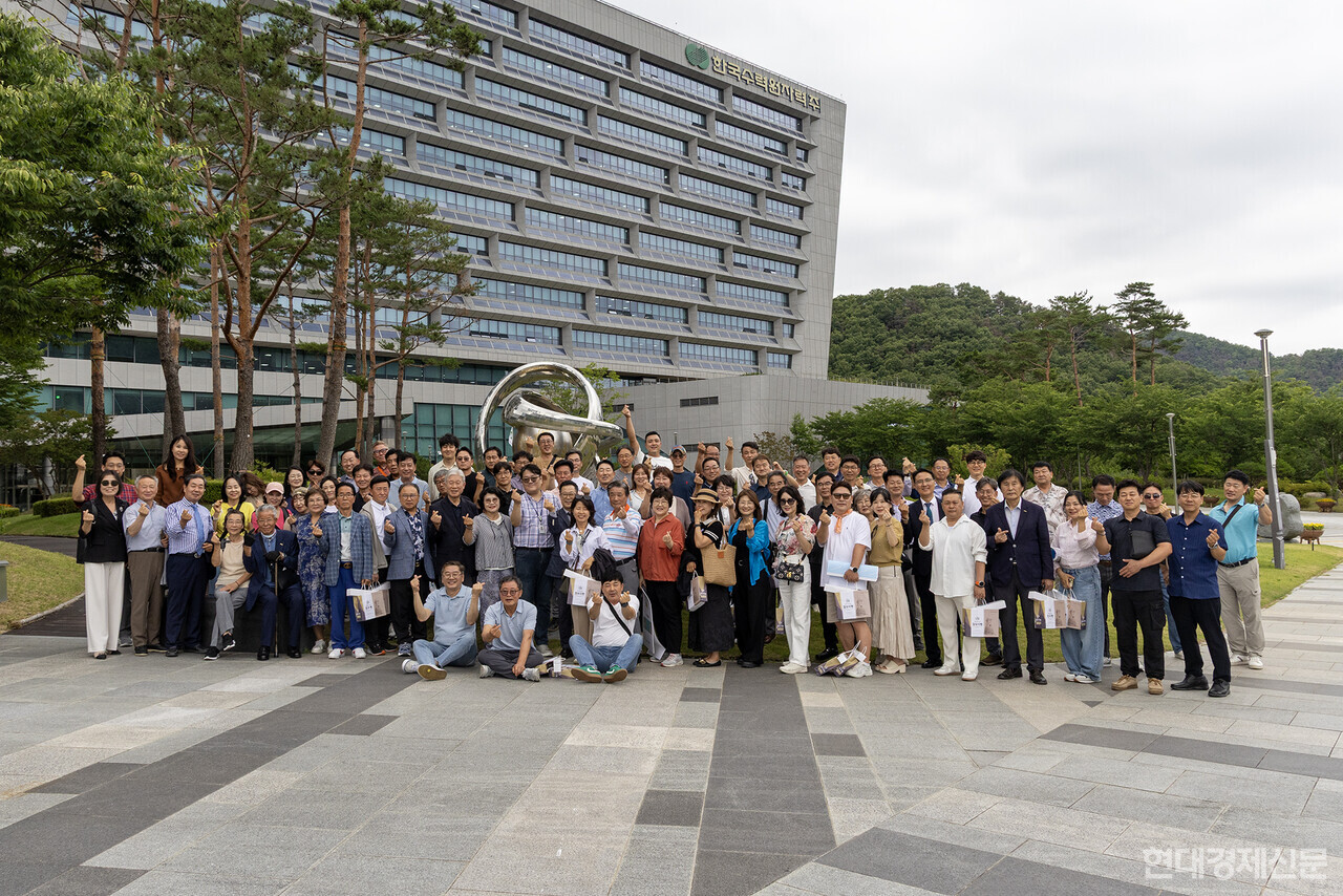 19일 경북 경주에서 열린 '2026 경중연 한마음 워크숍'에 참여한 회원사 대표들이 한국수력원자력 본사 홍보관을 방문해 시설 견학 후 기념촬영 하고 있다. =박명섭 기자