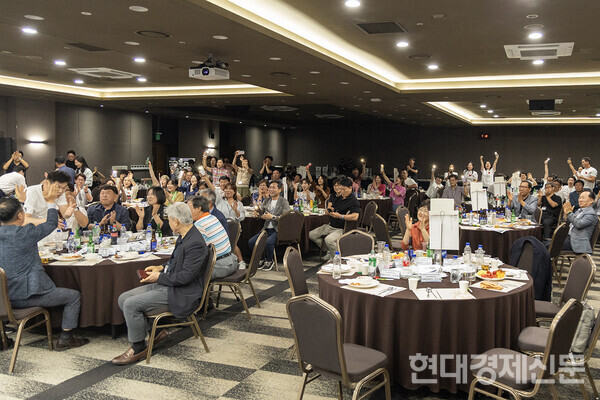 ‘2026 경중연 한마음 워크숍’ 첫날인 19일 켄싱턴 리조트 더포럼에서 참석자들이 공연을 즐기고 있다. =벅명섭 기자