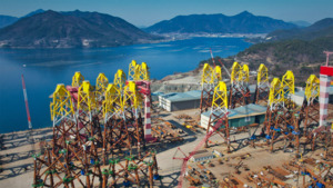 위용 드러낸 '전남함'···제작사 SK오션플랜트 앞날은 안갯속 - 뉴스 썸네일 이미지